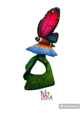 Cargar imagen en el visor de la galería, Mariposa con flor
